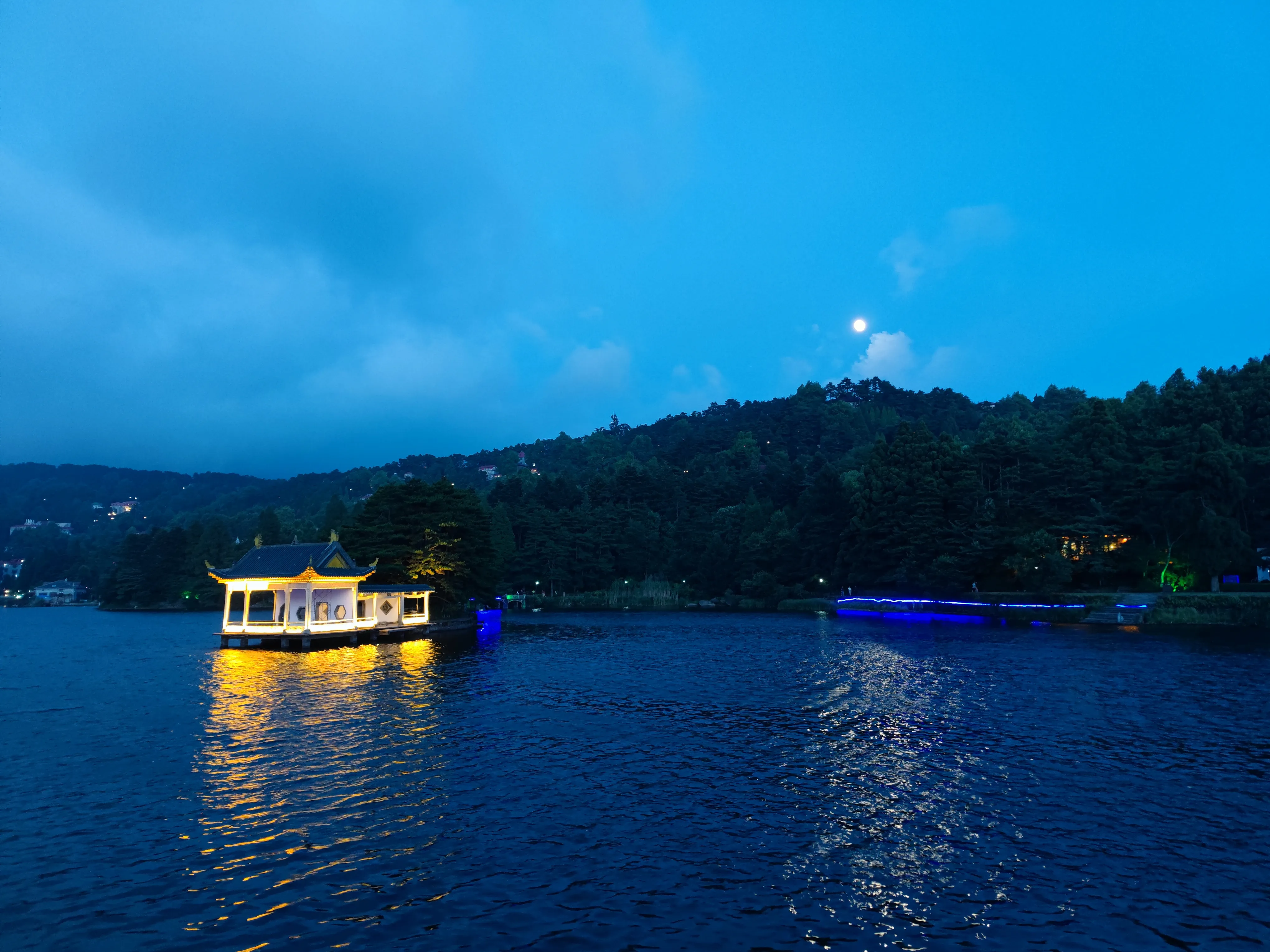 夜色下的如琴湖