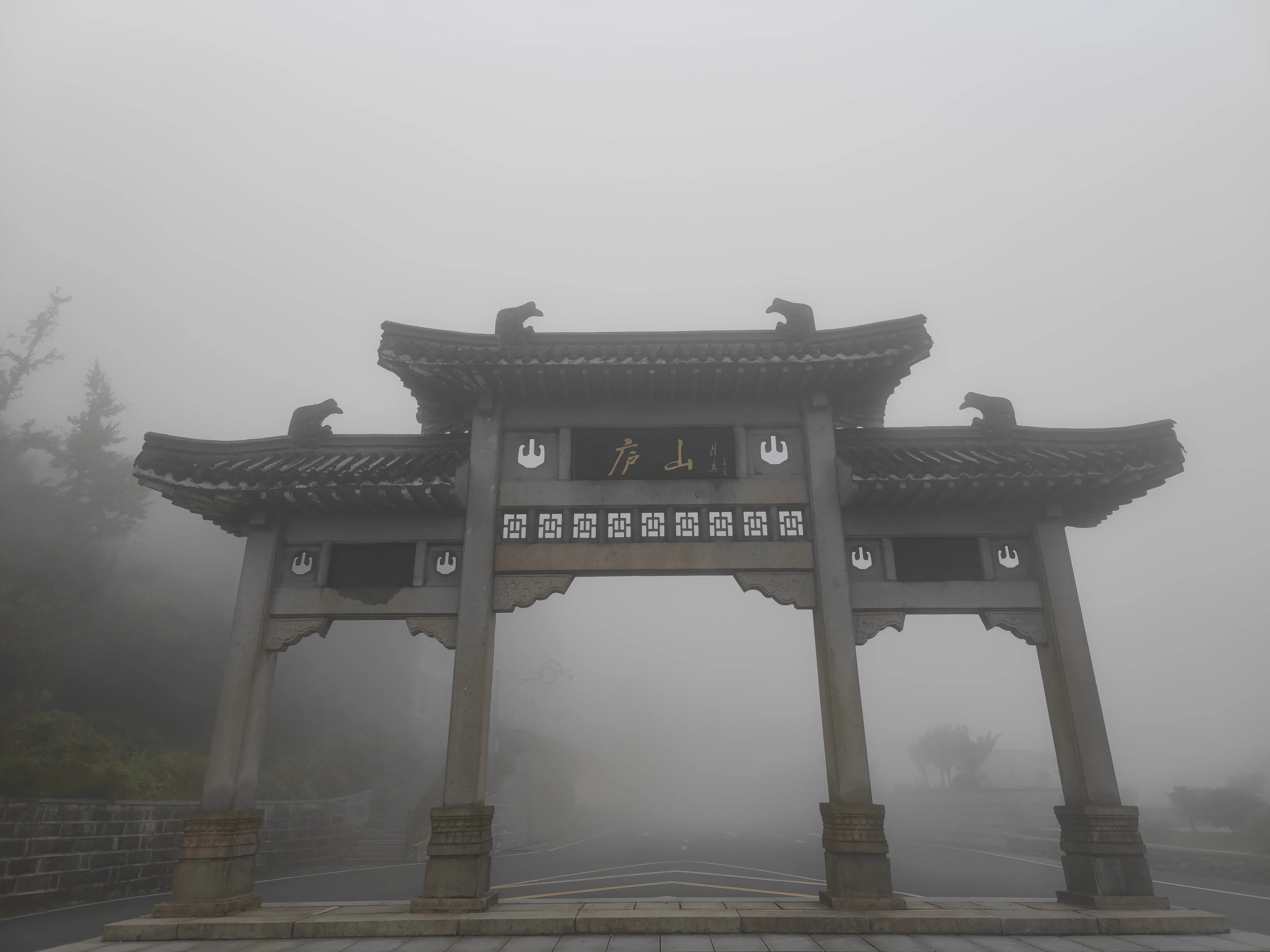 谁知道开车还不到半个小时，就平均被车子给晃晕了1-3次，一个小时之内就吐了6个兄弟。