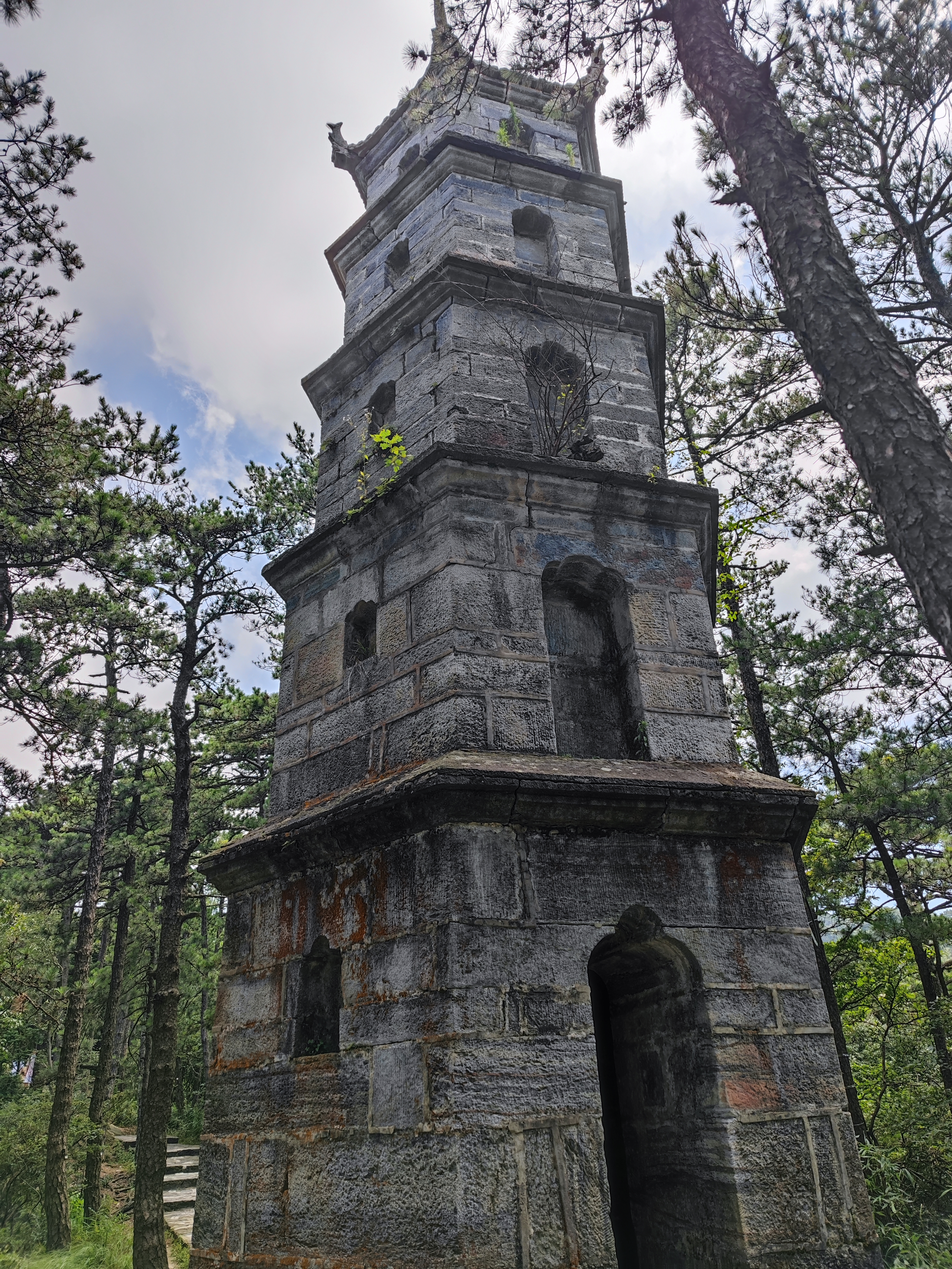 深山古塔