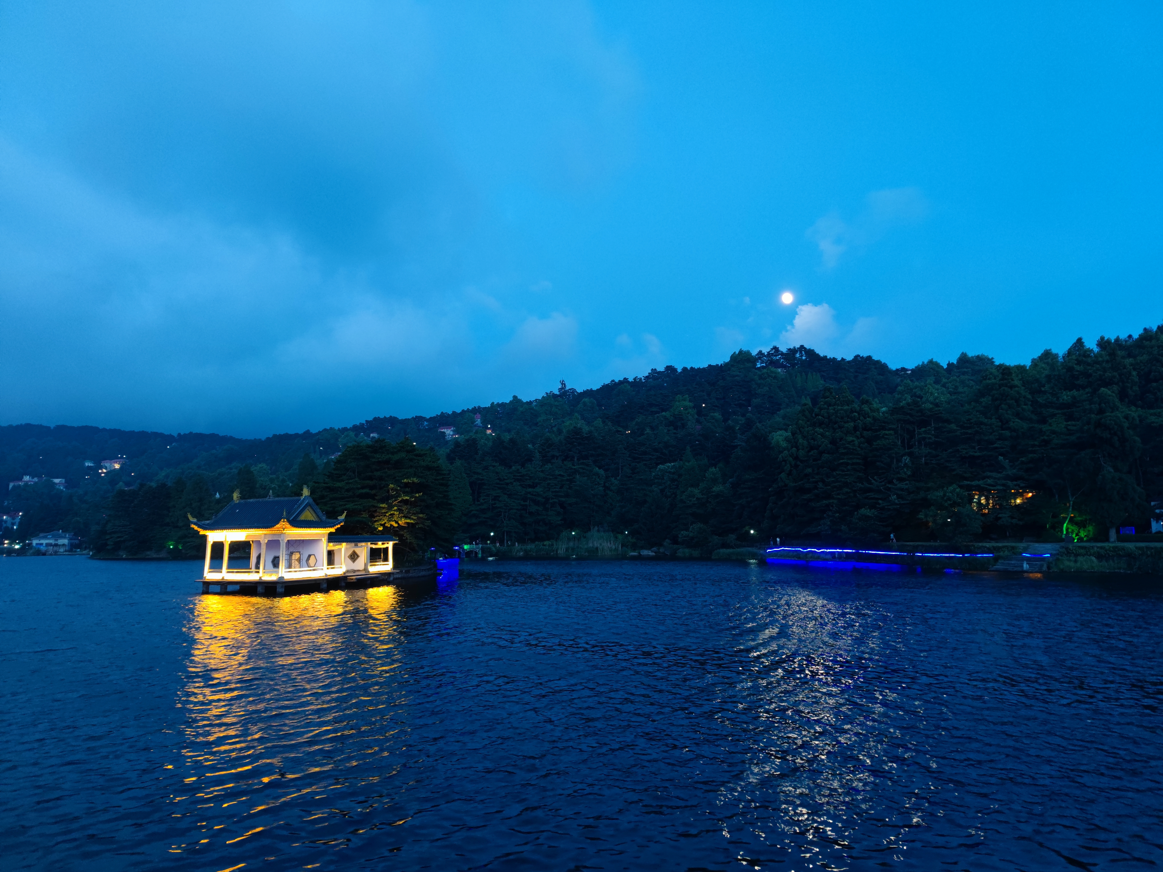 夜色下的如琴湖