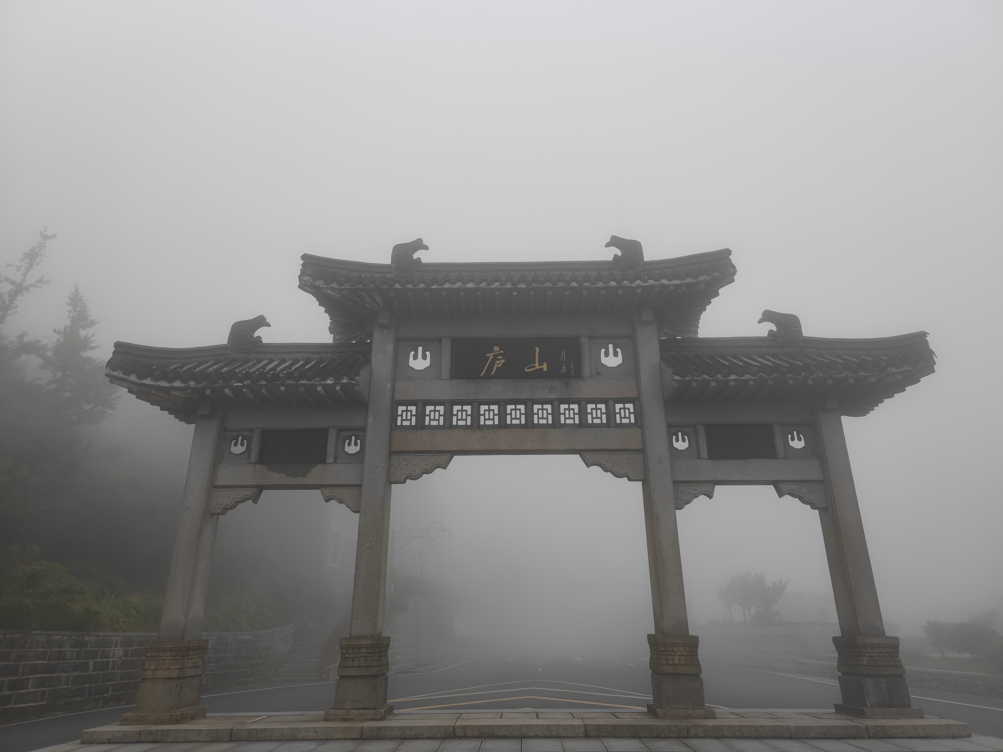 谁知道开车还不到半个小时，就平均被车子给晃晕了1-3次，一个小时之内就吐了6个兄弟。